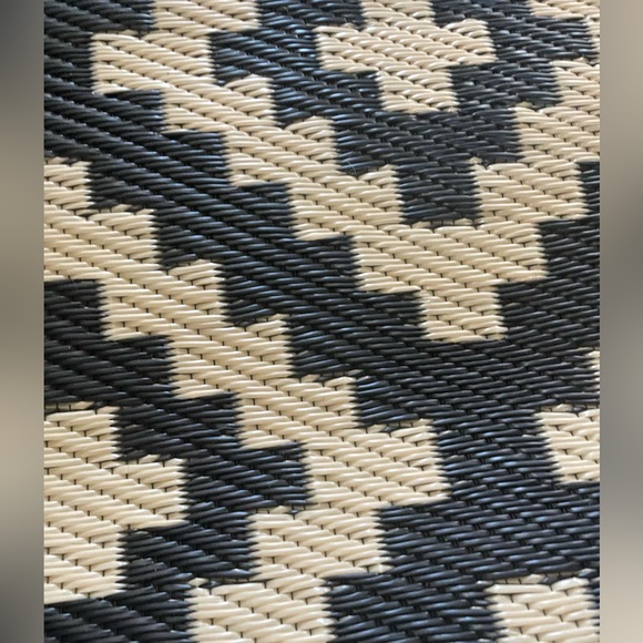 Black and Beige Outdoor Straw Rug - Picture 3 of 6